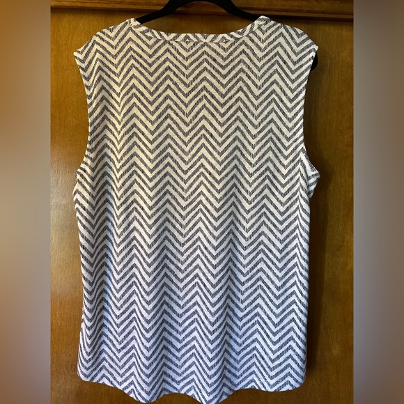 Athleta Breezy Tank in size large Blue White Chevron - Picture 3 of 5